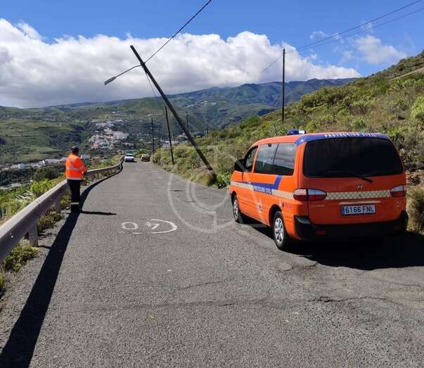 Poste inclinado con luminaria del alumbrado público de Montaña Las Palmas/TA.